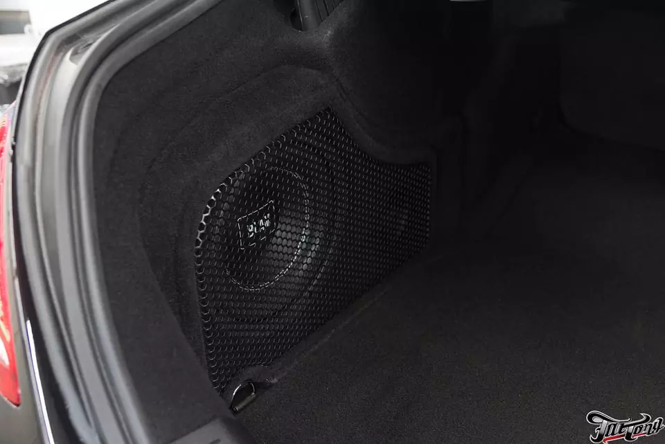 Mercedes E class (W213). Комплексная шумоизоляция салона и полная замена акустической системы с изготовлением стелса под сабвуфер.